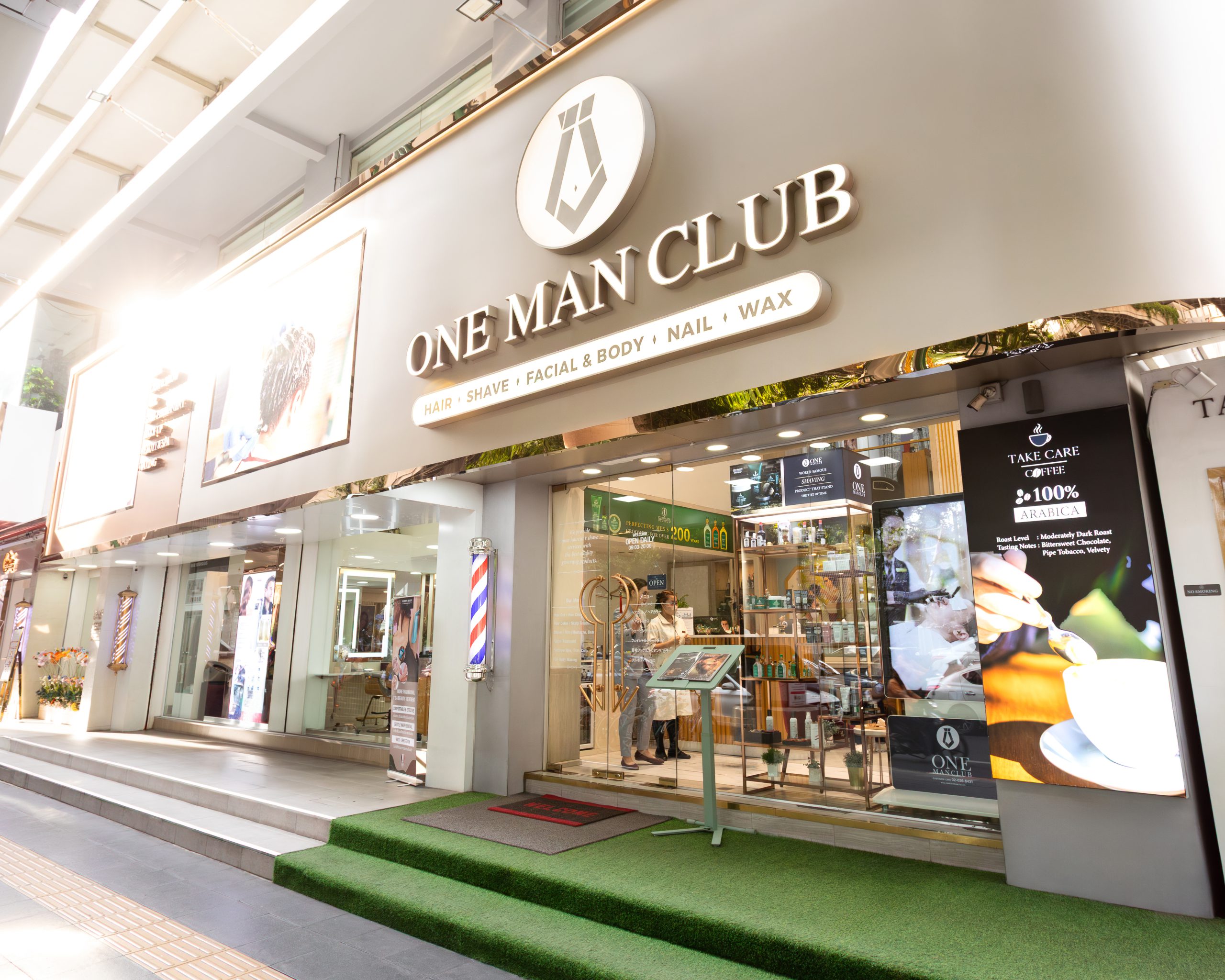 ช่างตัดผมมืออาชีพกำลังตัดผมลูกค้าที่ One Man Club บาร์เบอร์พรีเมียม สุขุมวิท 35 ใกล้ BTS พร้อมพงษ์