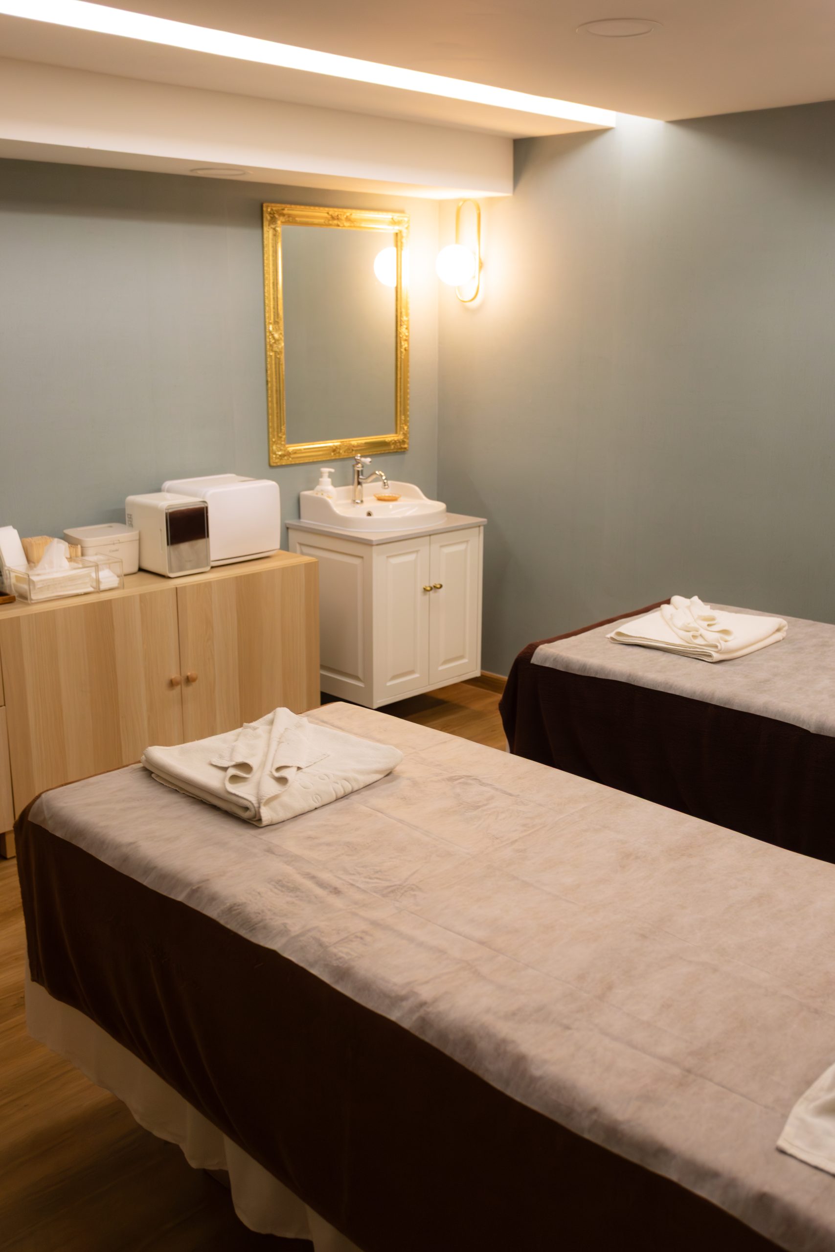 Waxing Studio Display